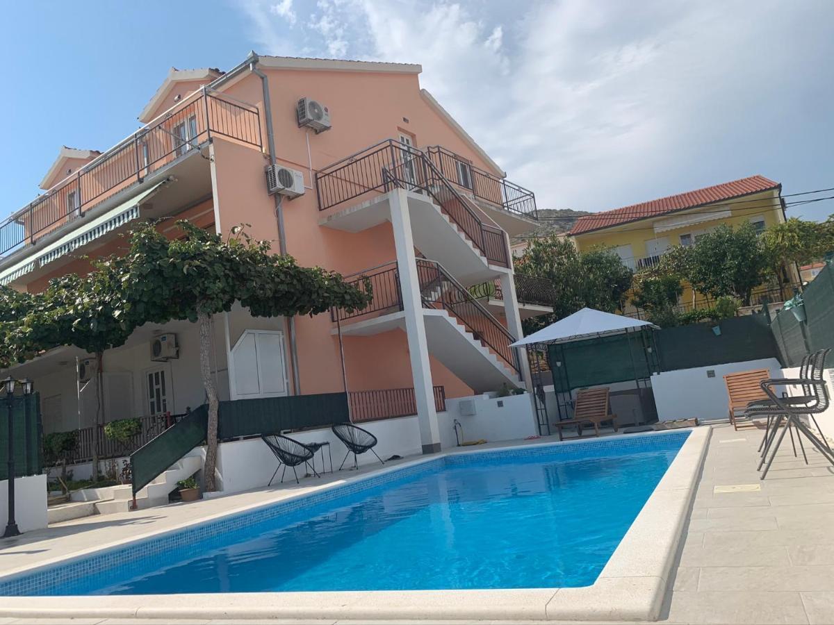 Apartments Villa Bella Vista Seget โตรกีร์ ภายนอก รูปภาพ