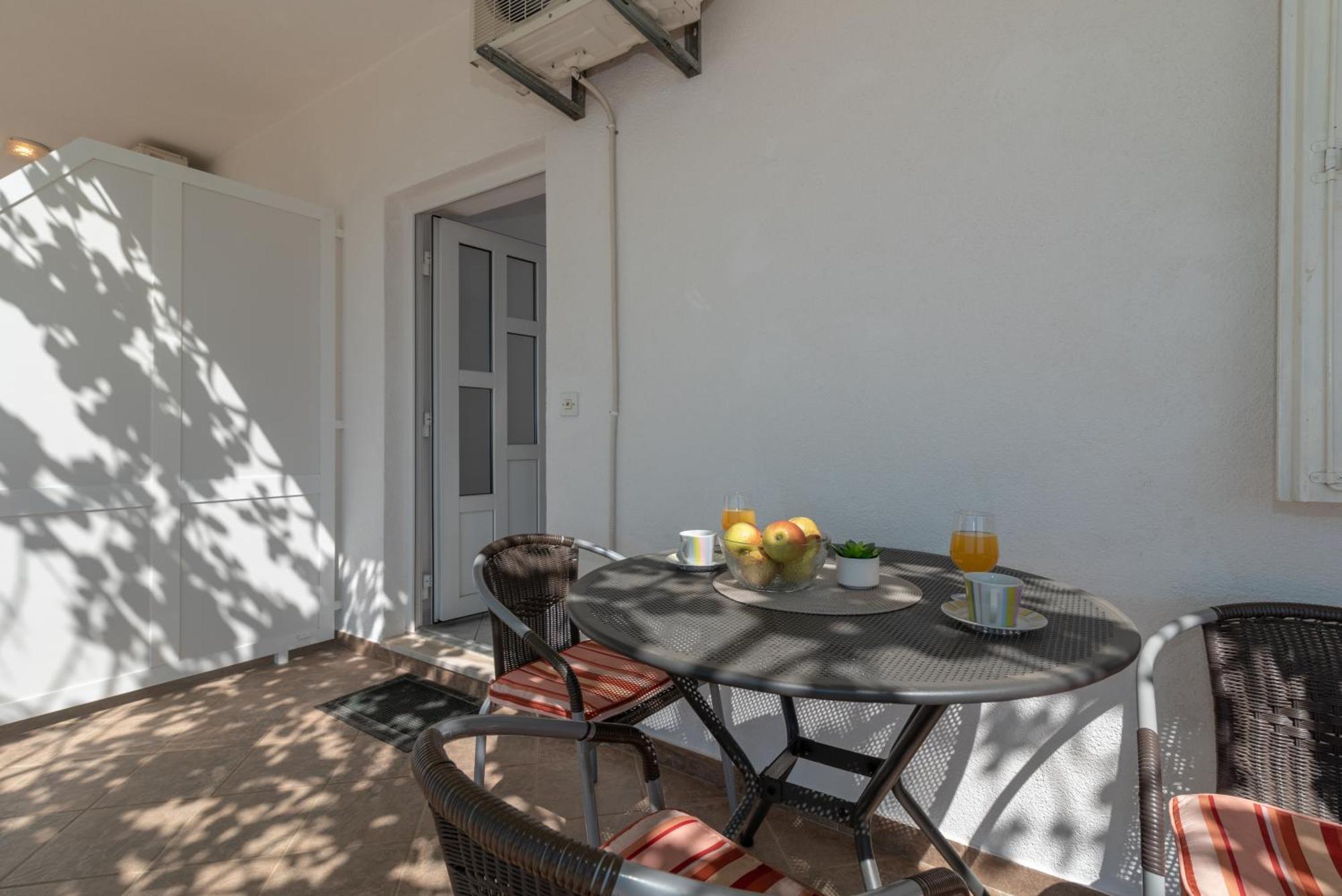 Apartments Villa Bella Vista Seget โตรกีร์ ภายนอก รูปภาพ