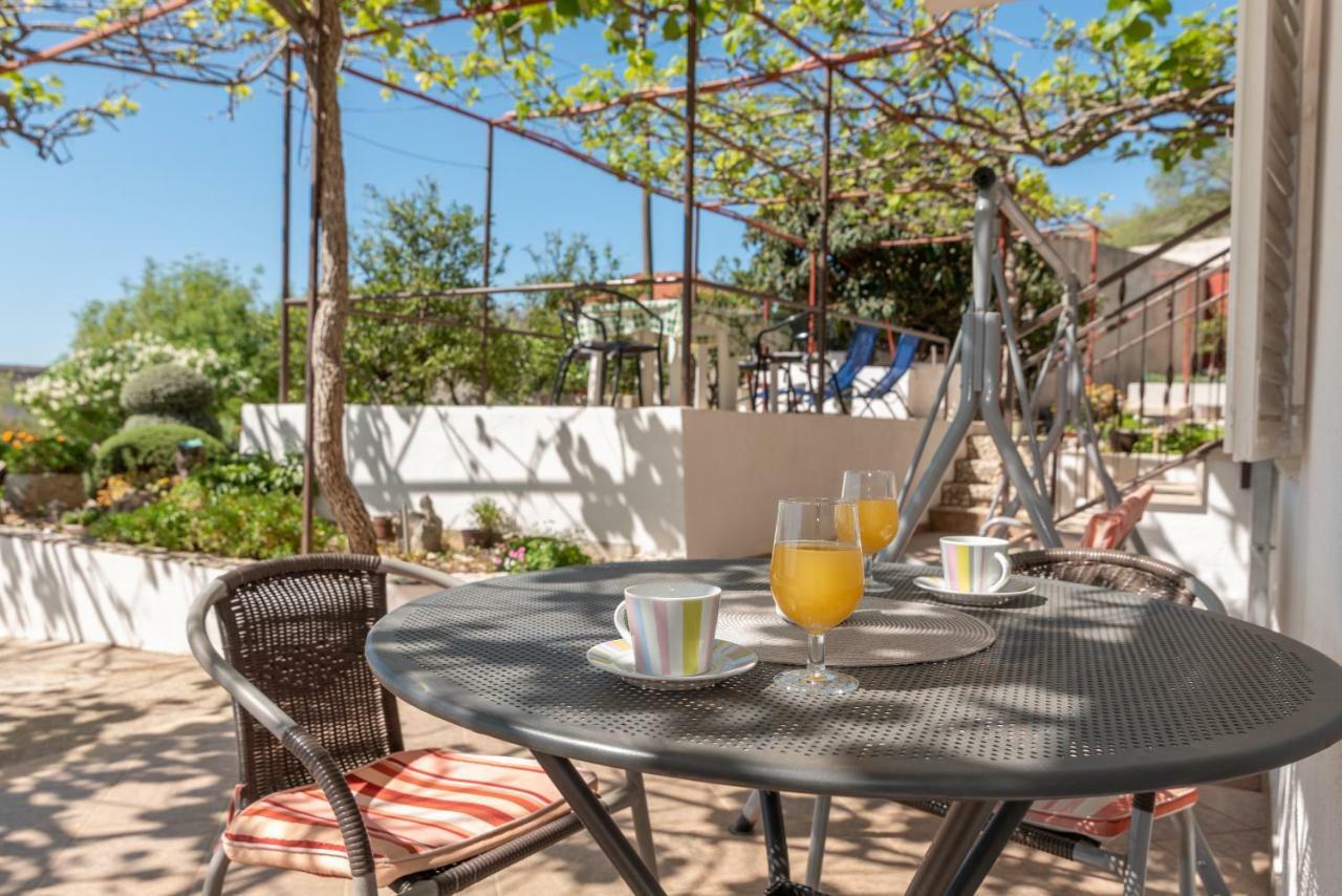 Apartments Villa Bella Vista Seget โตรกีร์ ภายนอก รูปภาพ