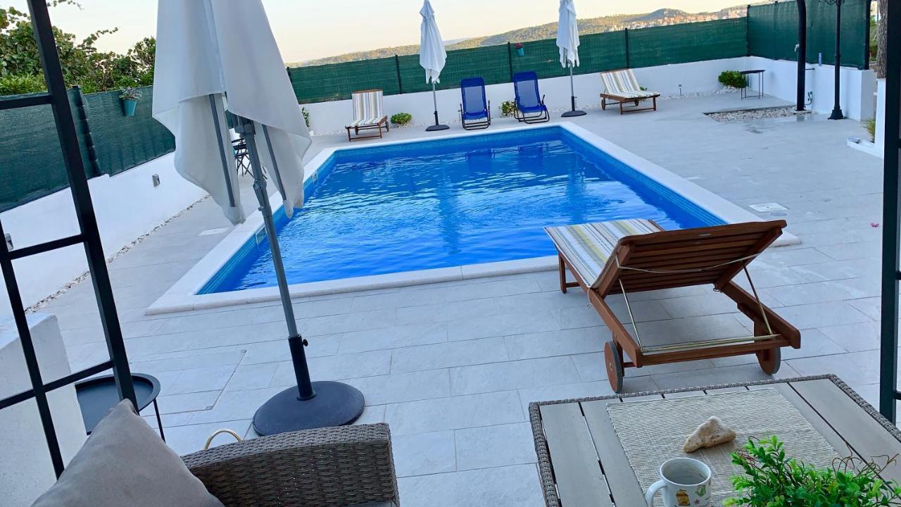 Apartments Villa Bella Vista Seget โตรกีร์ ภายนอก รูปภาพ